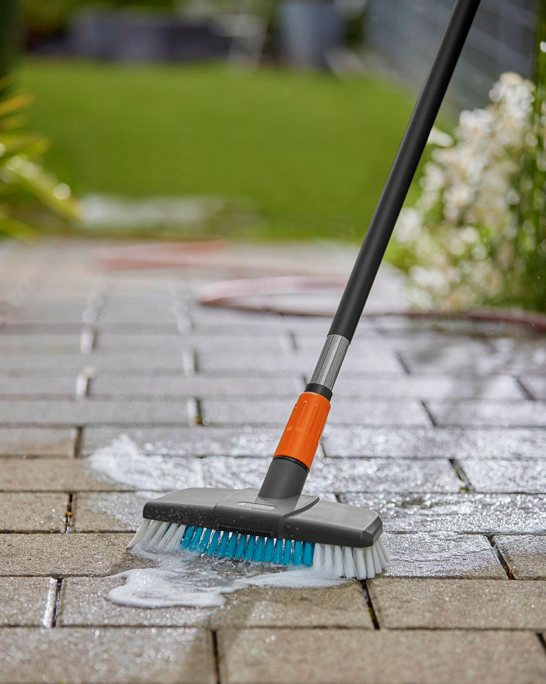 GARDENA Cleansystem Stielbürste hard, Reinigungsbürste für größere, robuste