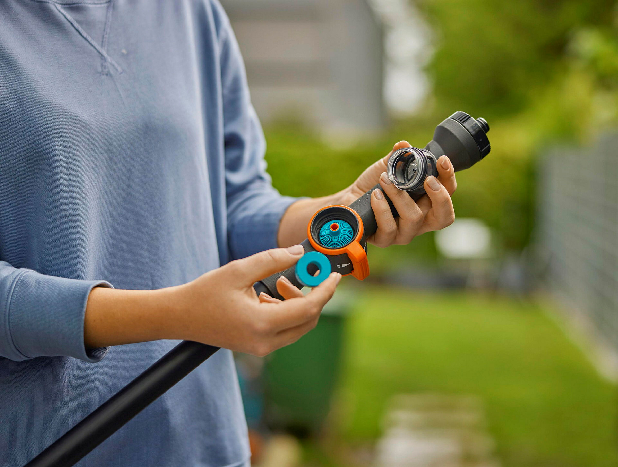 GARDENA Cleansystem Stiel M, wasserführend, Reinigung größerer Flächen