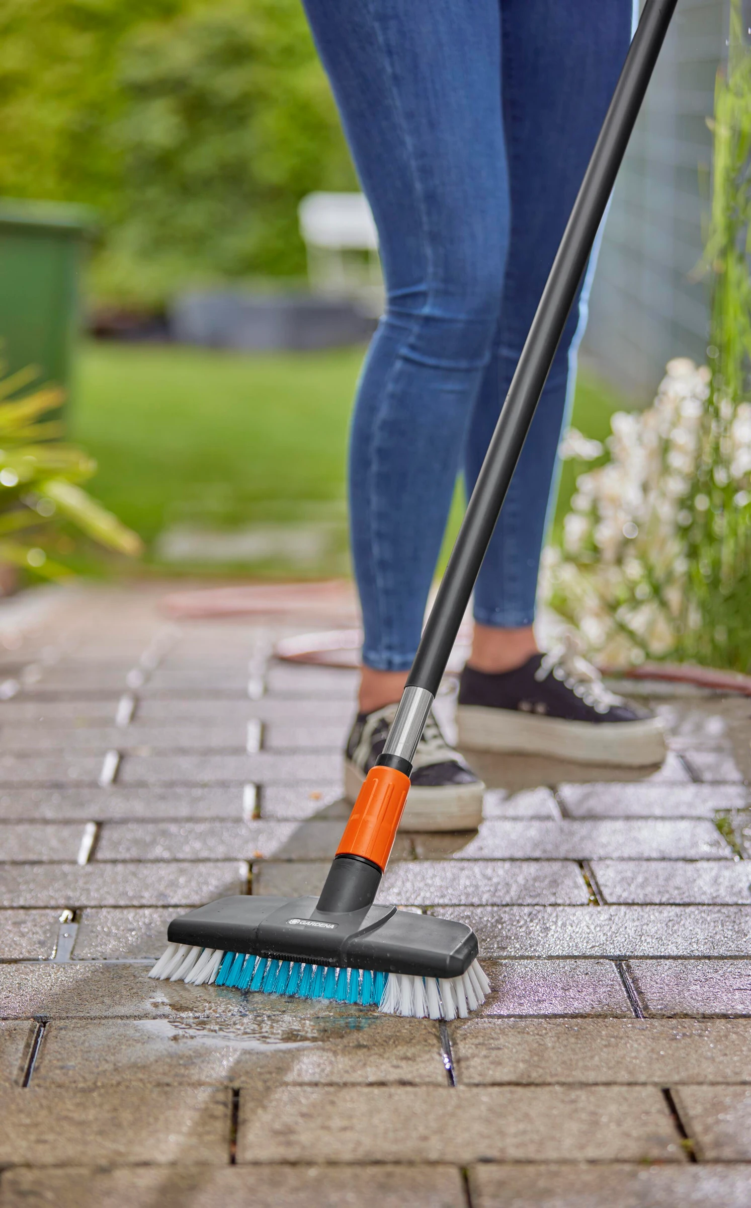 GARDENA Cleansystem Stiel M, wasserführend, Reinigung größerer Flächen