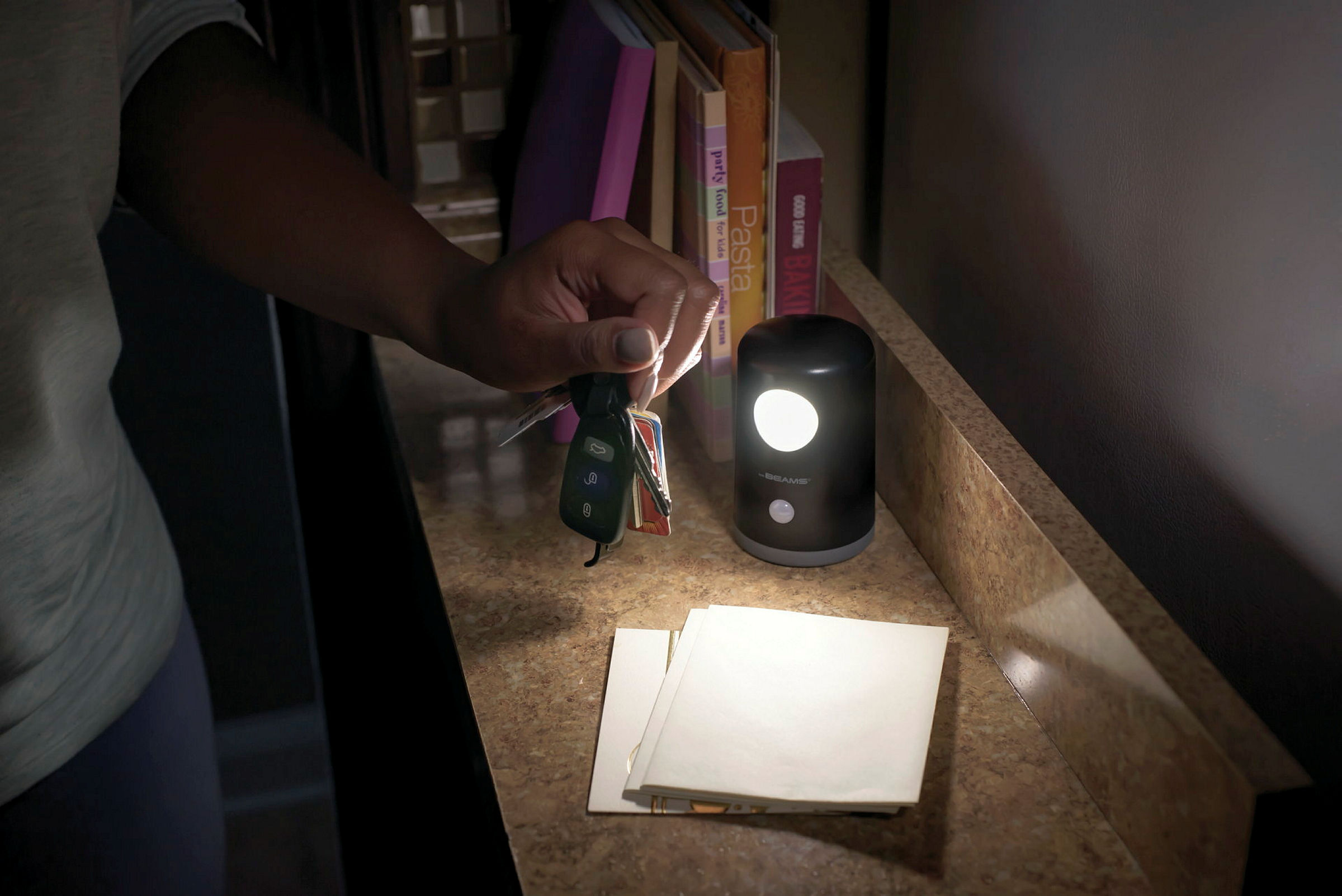 Das portable schwarze LED Nachtlicht MB750 von Mr Beams ist batteriebetrieb