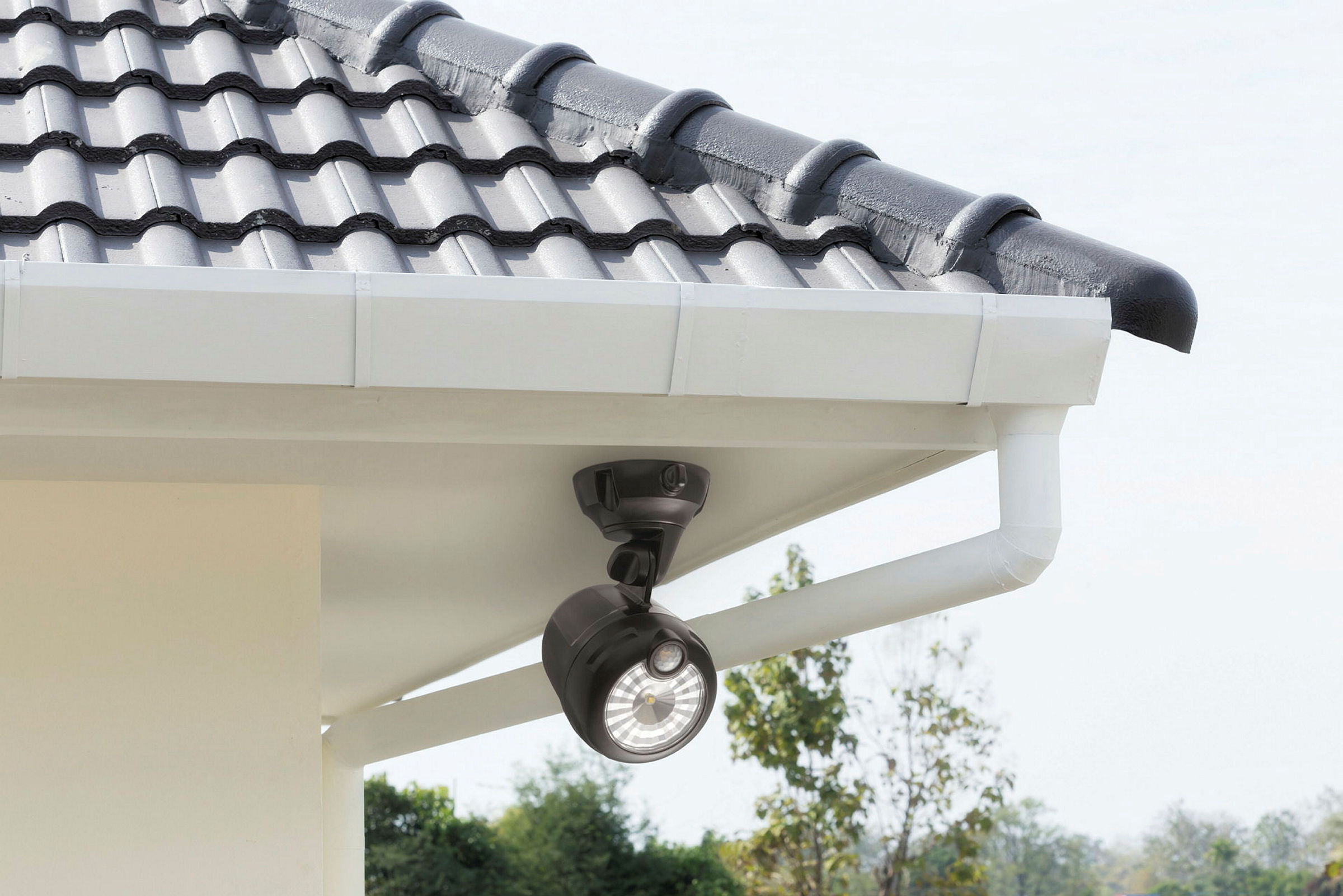 Der braune batteriebetriebene LED-Strahler MB360XT ist mit seinem Lichtstro