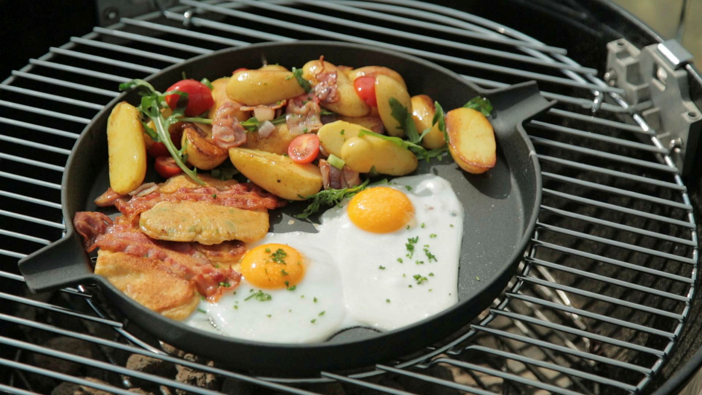 Raffinierte Küche vom Grill mit dem tepro Guss-Pfanne- Einleger für das Ros