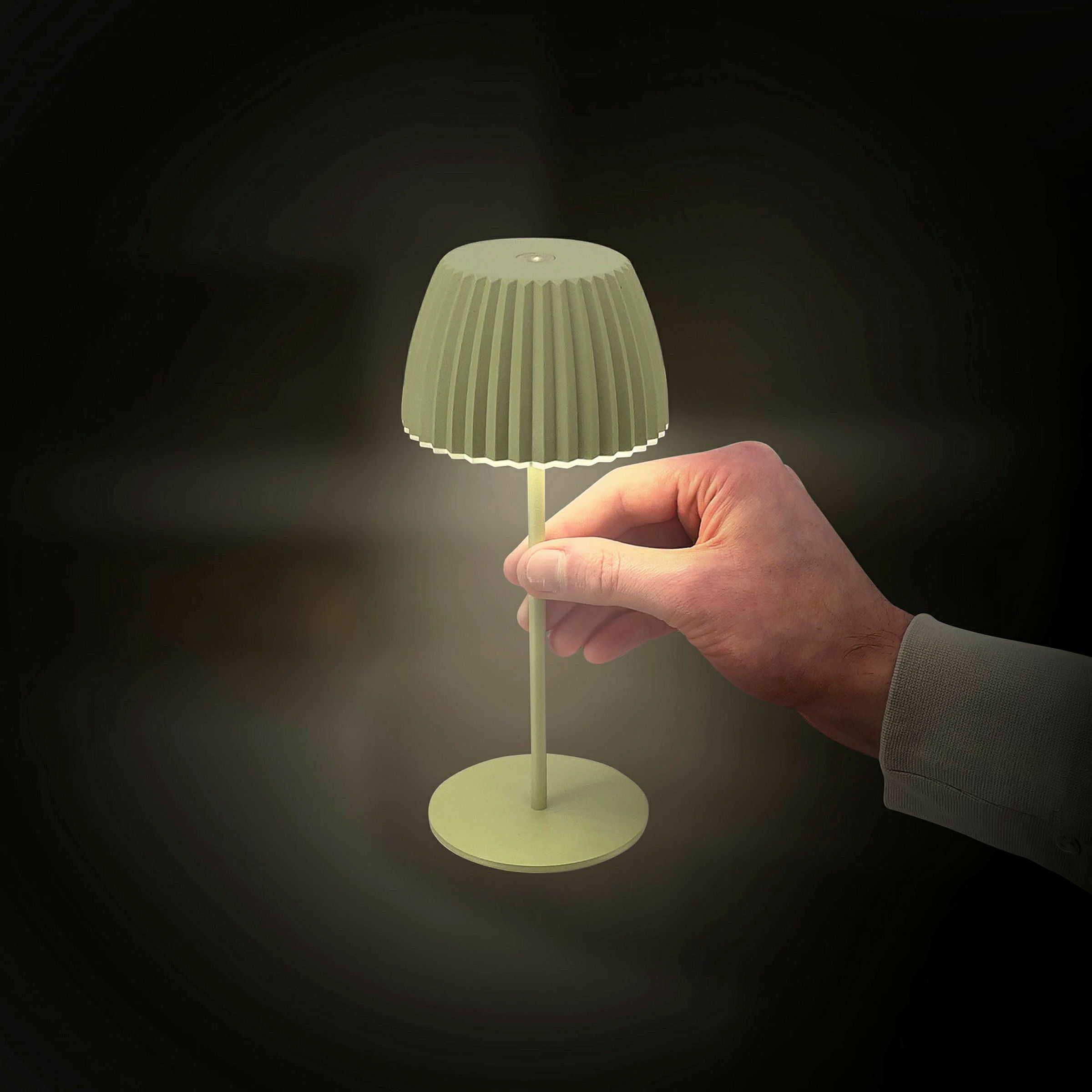 Brilo unplugged RIFFLE Akku Mini Tischleuchte mit Lichtkante - Pastellgrün