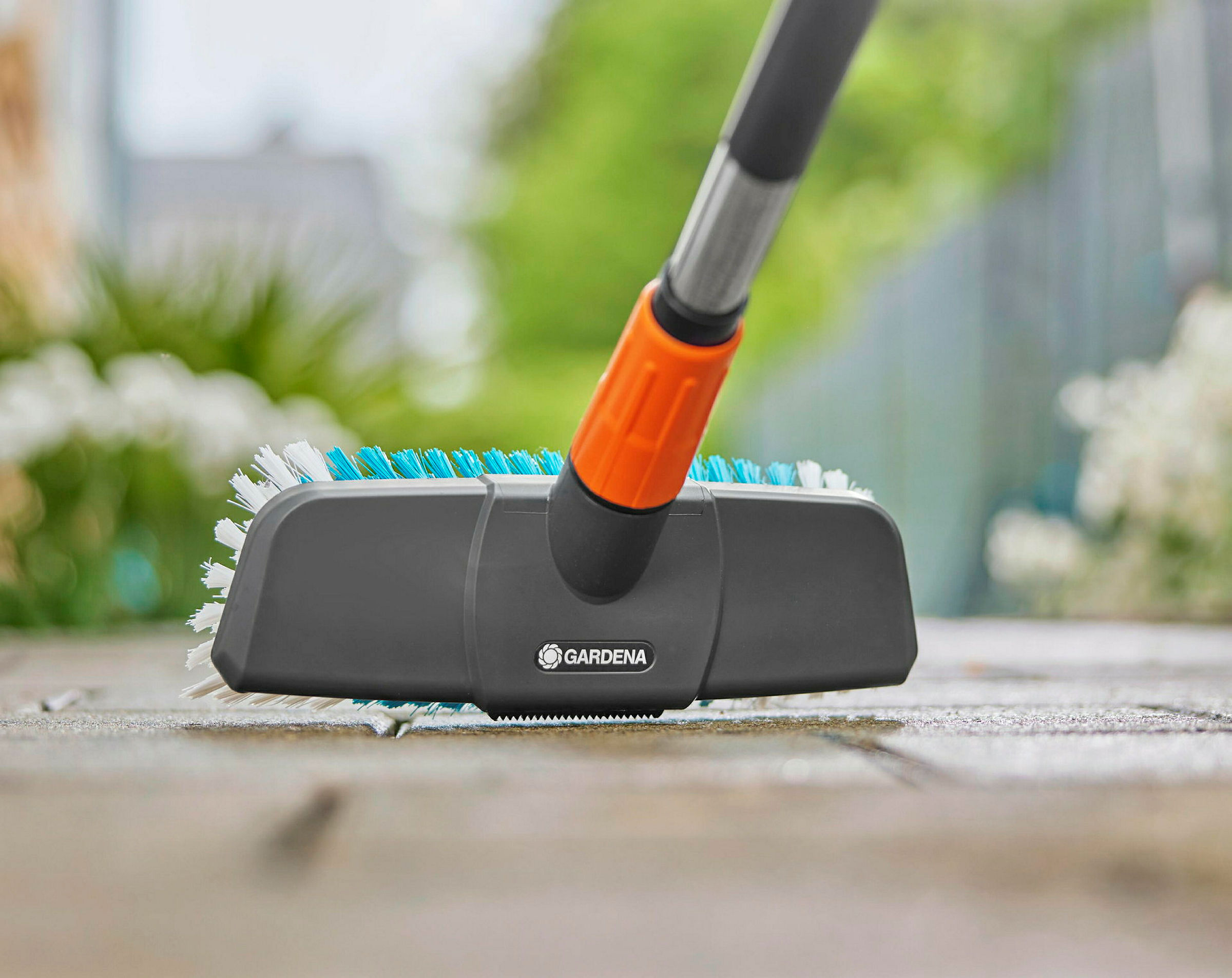 GARDENA Cleansystem Stielbürste hard, Reinigungsbürste für größere, robuste