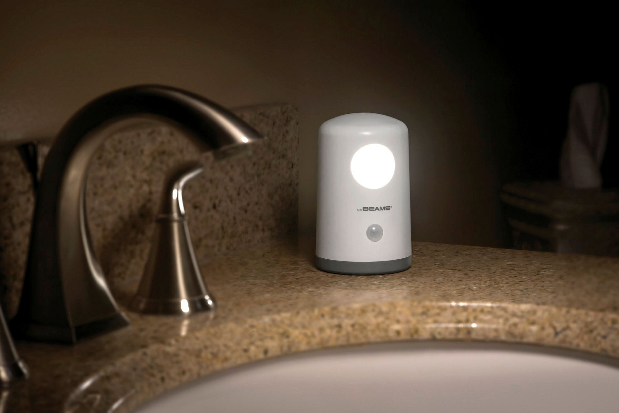 Das portable weiße LED Nachtlicht MB750 von Mr Beams ist batteriebetrieben