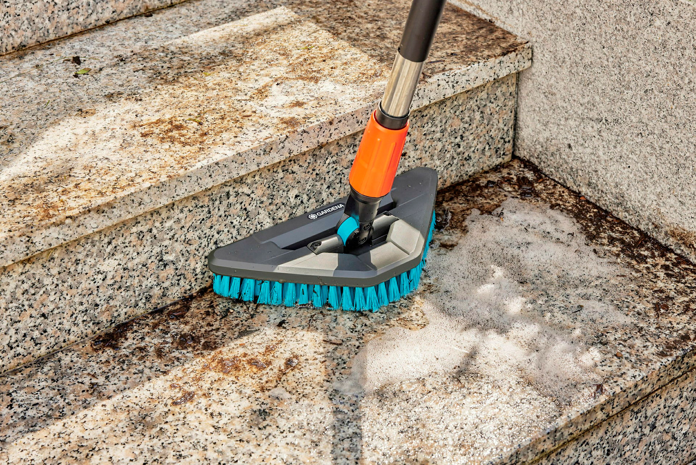 GARDENA Cleansystem Stielbürste hard flex, Bürste für größere, robuste Fläc