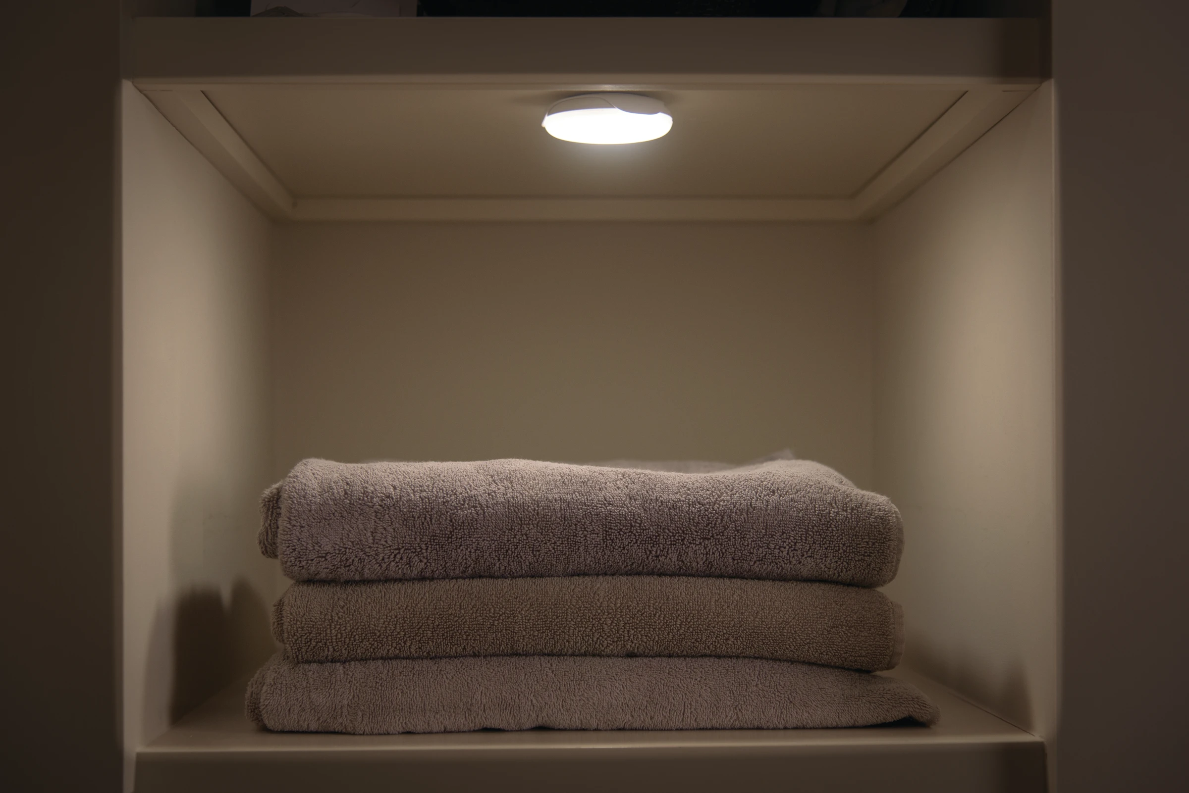 Flexibles Licht. Mit dem LED PUCK LIGHT MB800 Sensor benötigen Sie keinen S
