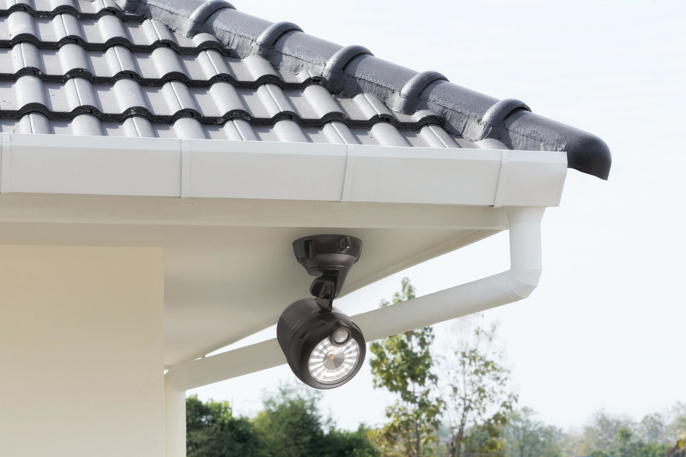 Der braune batteriebetriebene LED-Strahler MB360XT ist mit seinem Lichtstro