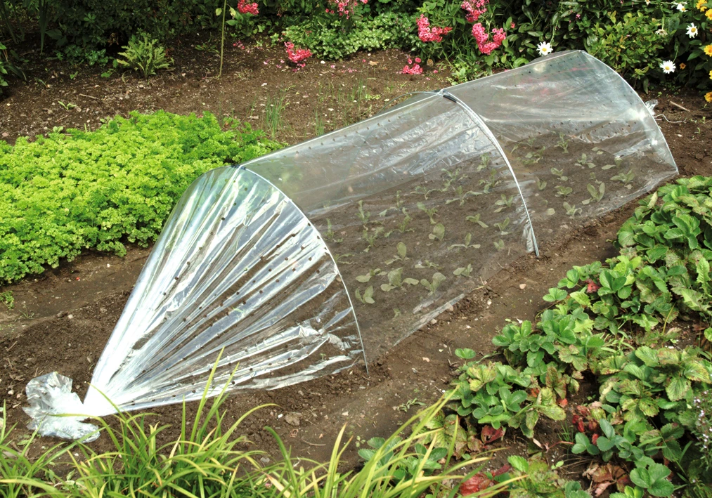 Frühbeettunnel gelocht 3,5x1,0 M, 3 Stahldrahtbögen, verzinkt, transparent