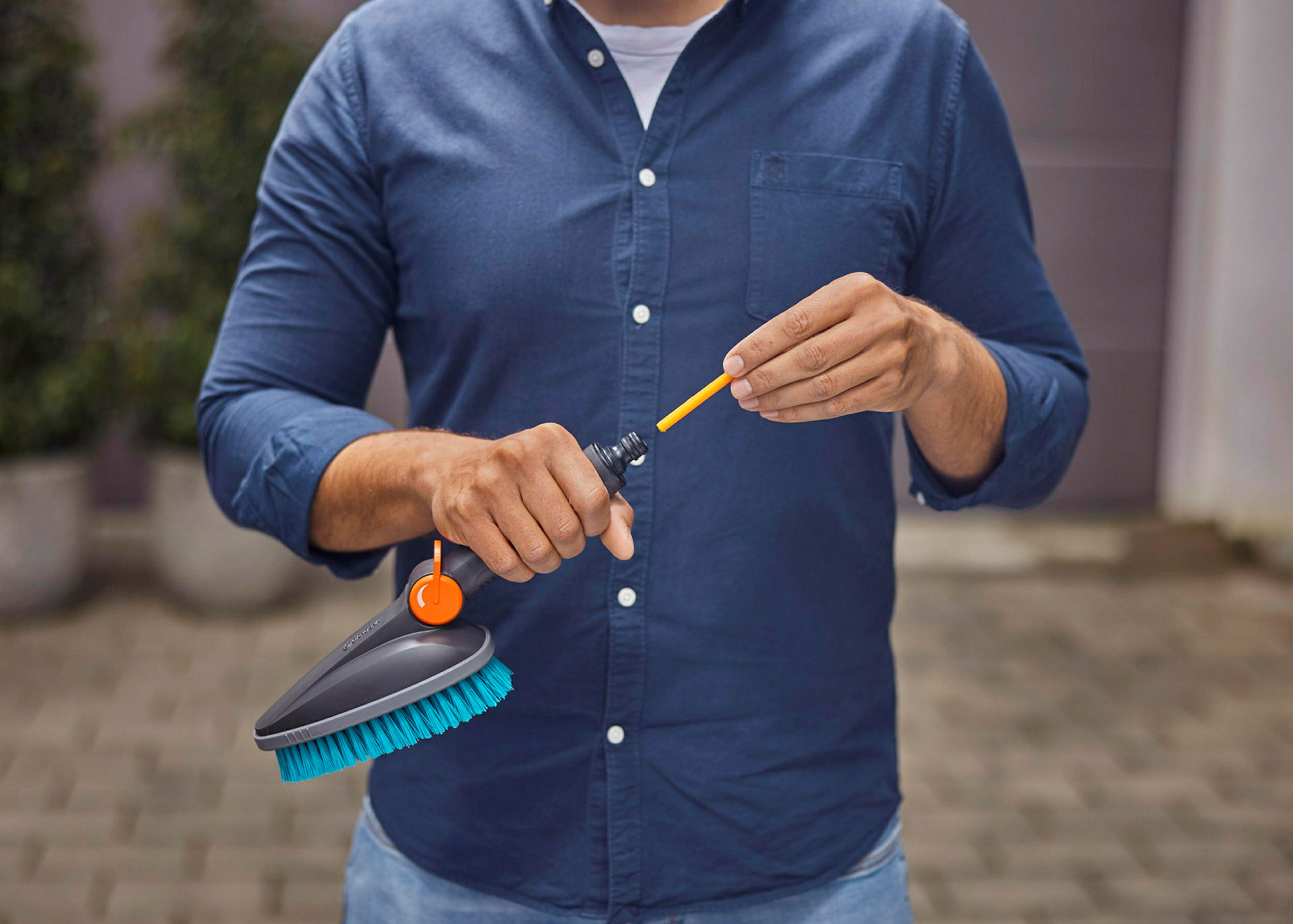 GARDENA Cleansystem Handbürste M hard, mit Schlauchanschluss, für kleinere