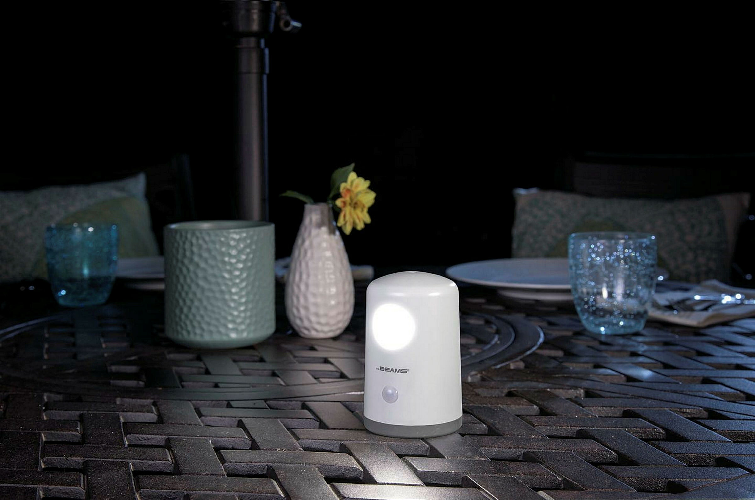 Das portable weiße LED Nachtlicht MB750 von Mr Beams ist batteriebetrieben