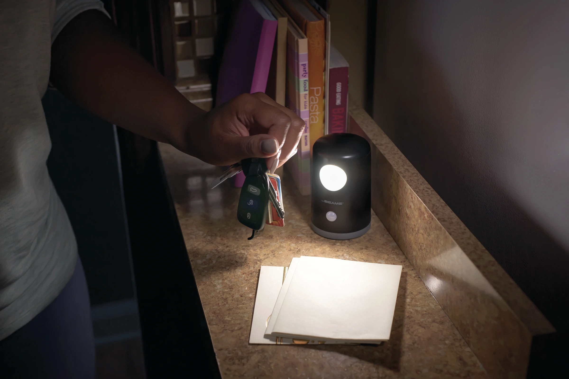 Das portable schwarze LED Nachtlicht MB750 von Mr Beams ist batteriebetrieb