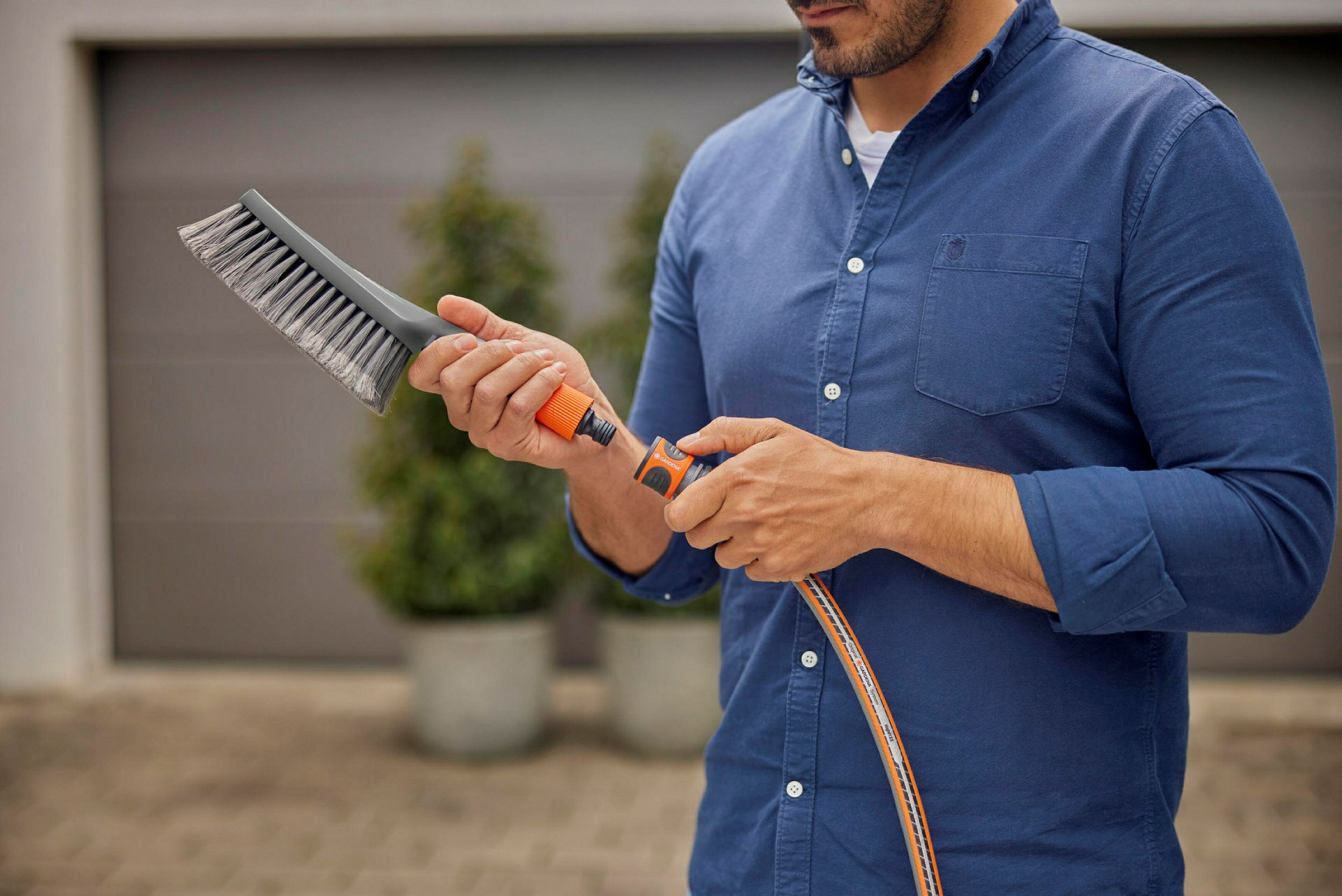 GARDENA Cleansystem Handbürste S soft, mit Schlauchanschluss, für kleinere