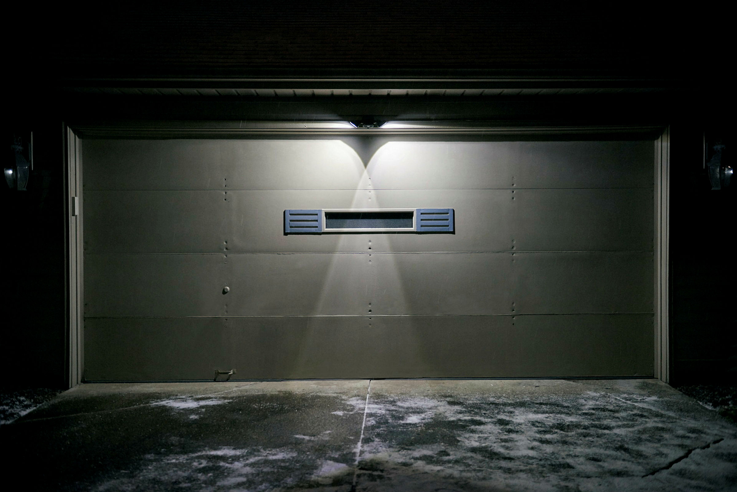 Der schwarz braune batteriebetriebene LED-Scheinwerfer MB3000 ist mit seine