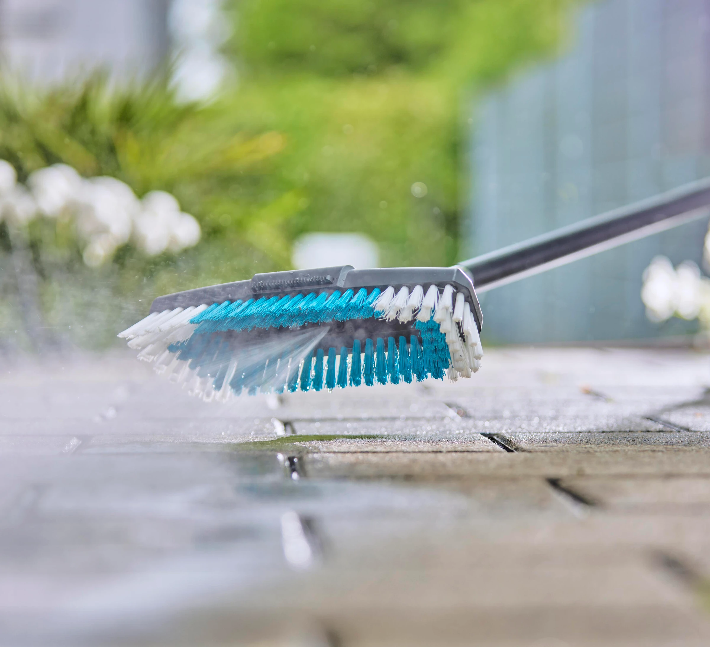 GARDENA Cleansystem Stielbürste hard, Reinigungsbürste für größere, robuste