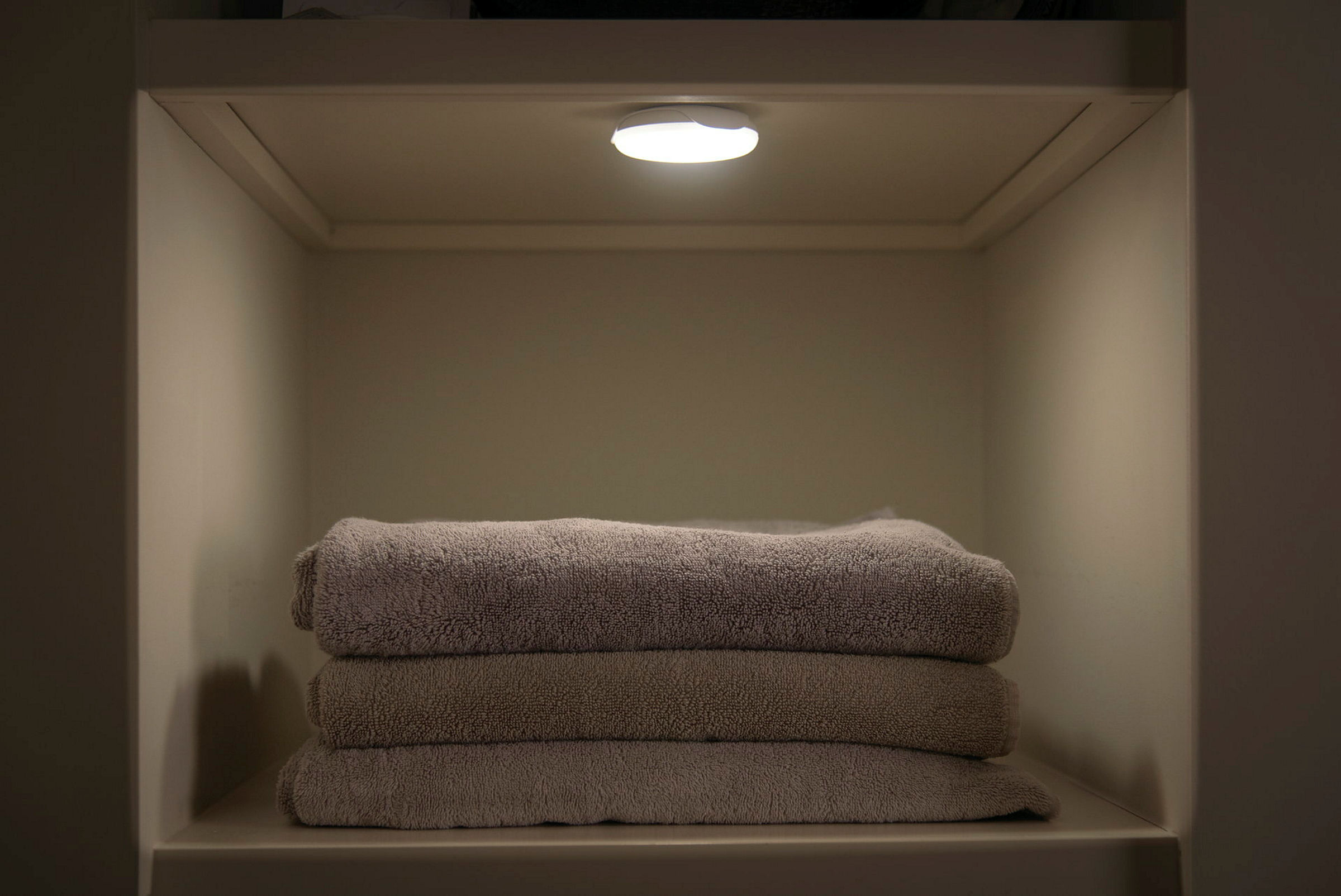 Flexibles Licht. Mit dem LED PUCK LIGHT MB800 Sensor benötigen Sie keinen S