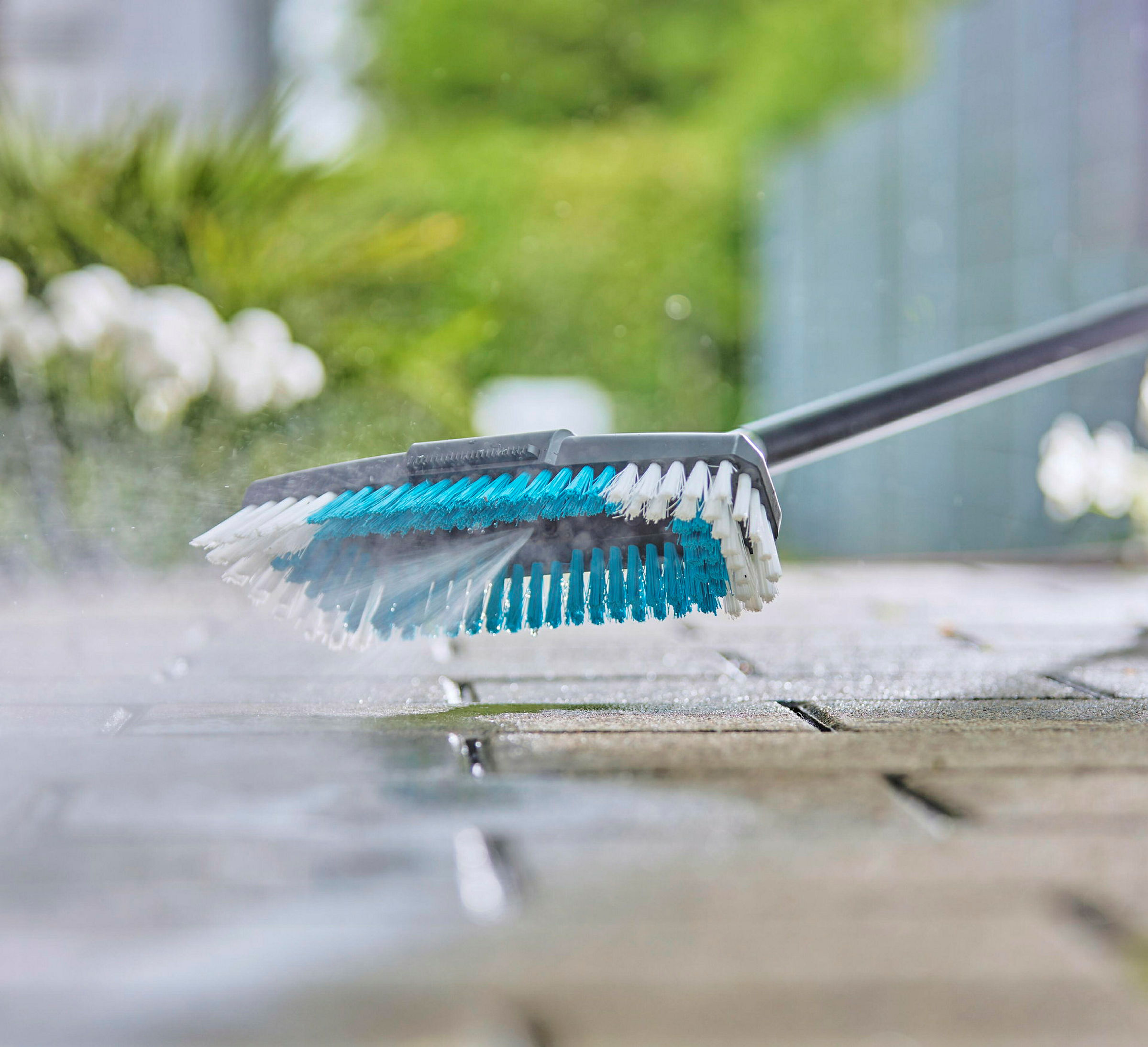 GARDENA Cleansystem Stielbürste hard, Reinigungsbürste für größere, robuste