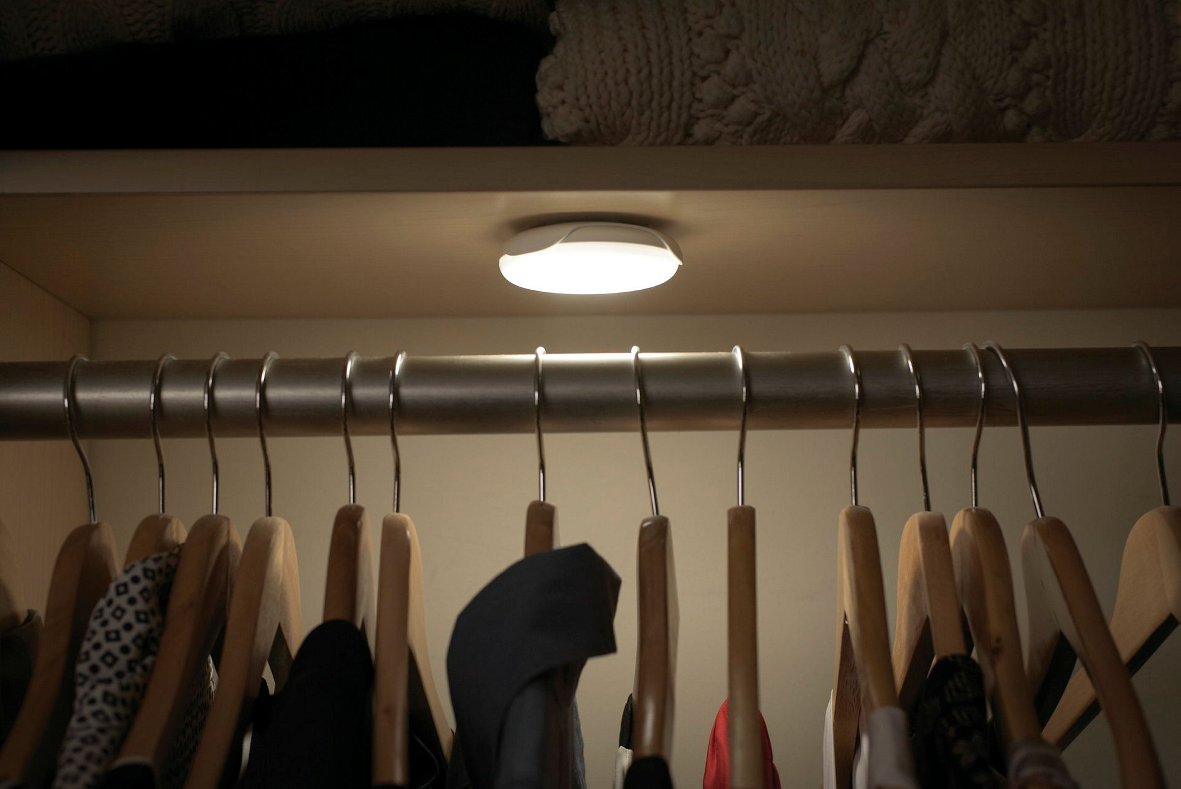 Flexibles Licht. Mit dem LED PUCK LIGHT MB800 Sensor benötigen Sie keinen S