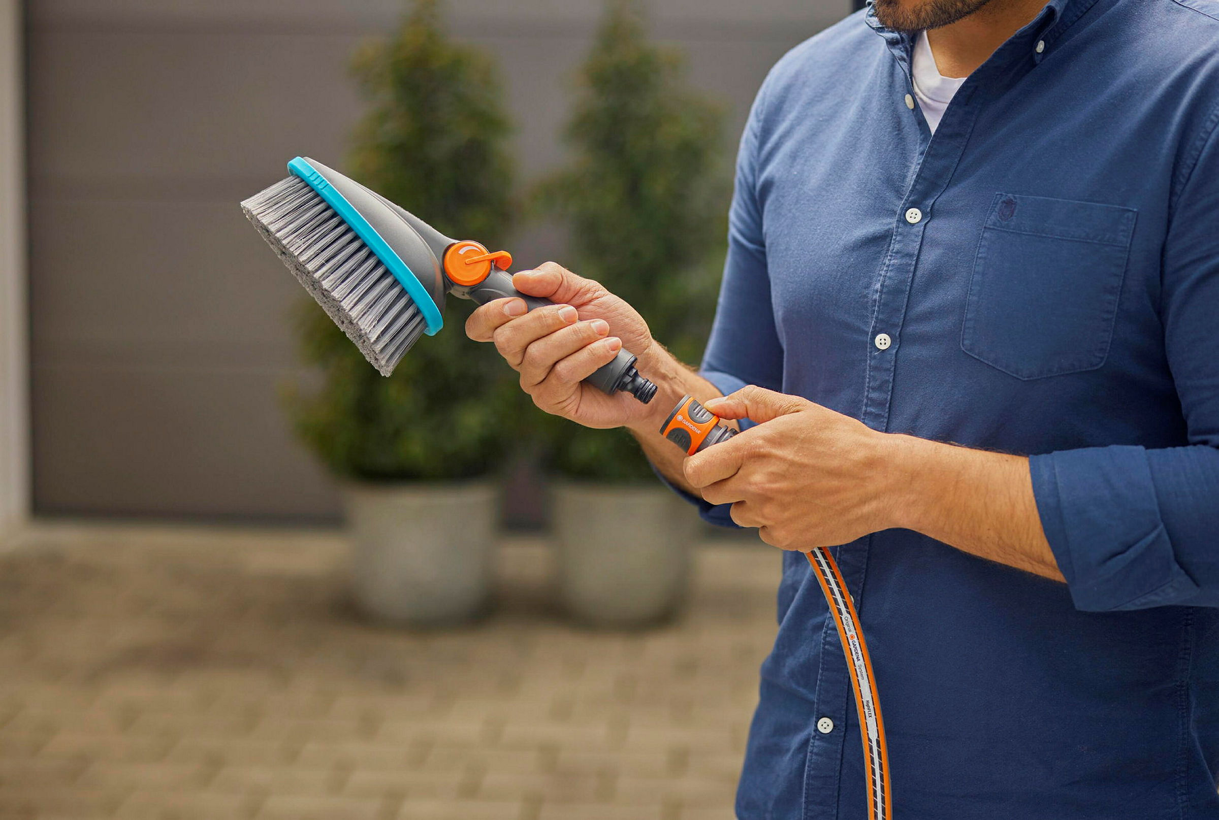 GARDENA Cleansystem Handbürste M soft, mit Schlauchanschluss, für kleinere