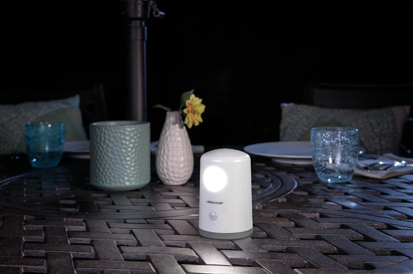 Das portable weiße LED Nachtlicht MB750 von Mr Beams ist batteriebetrieben