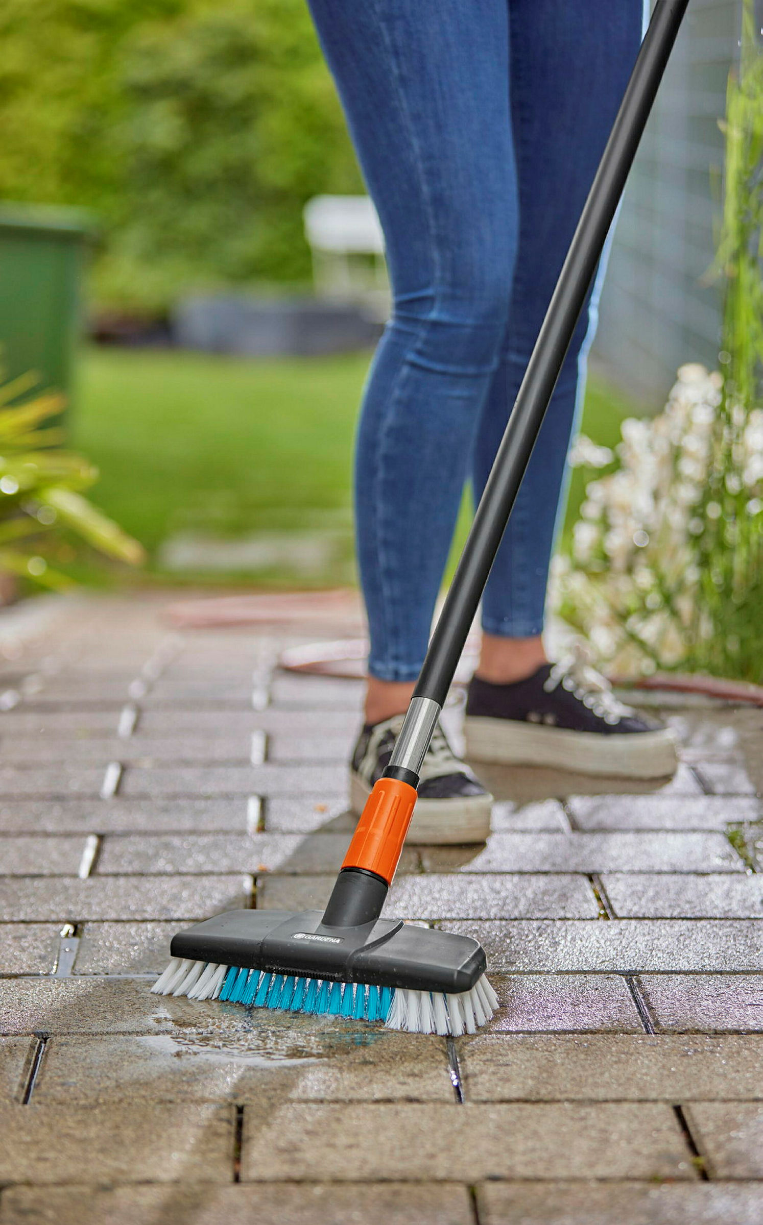 GARDENA Cleansystem Stiel M, wasserführend, Reinigung größerer Flächen