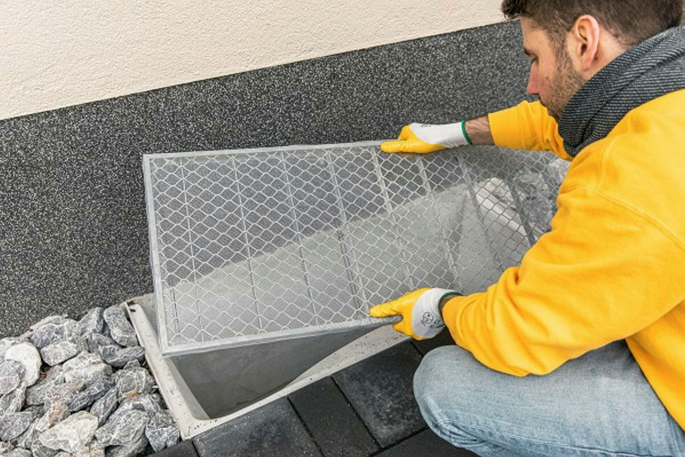 Schellenberg Sauberer Lichtschacht mit Edelstahlgewebe, 50 x 125 cm