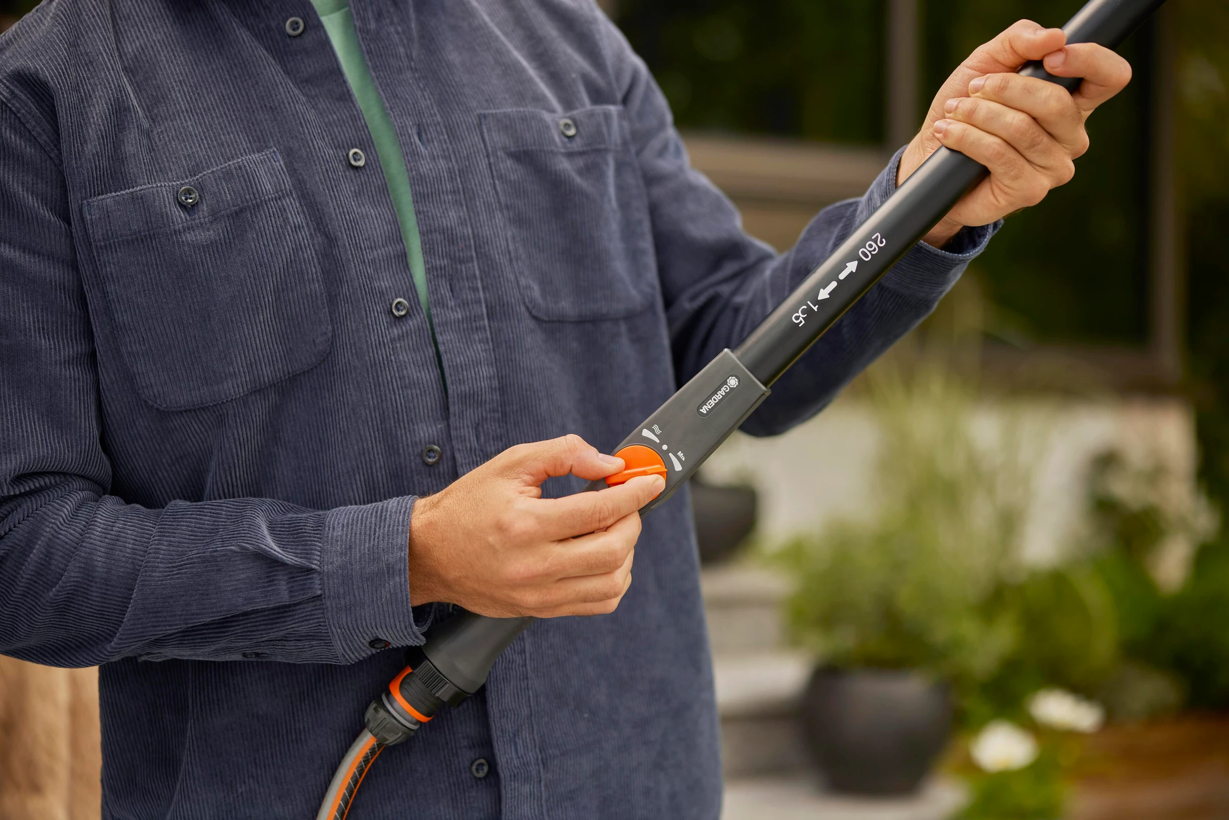 GARDENA Cleansystem Teleskop - Stiel M-XL, wasserführend für fernere Fläche