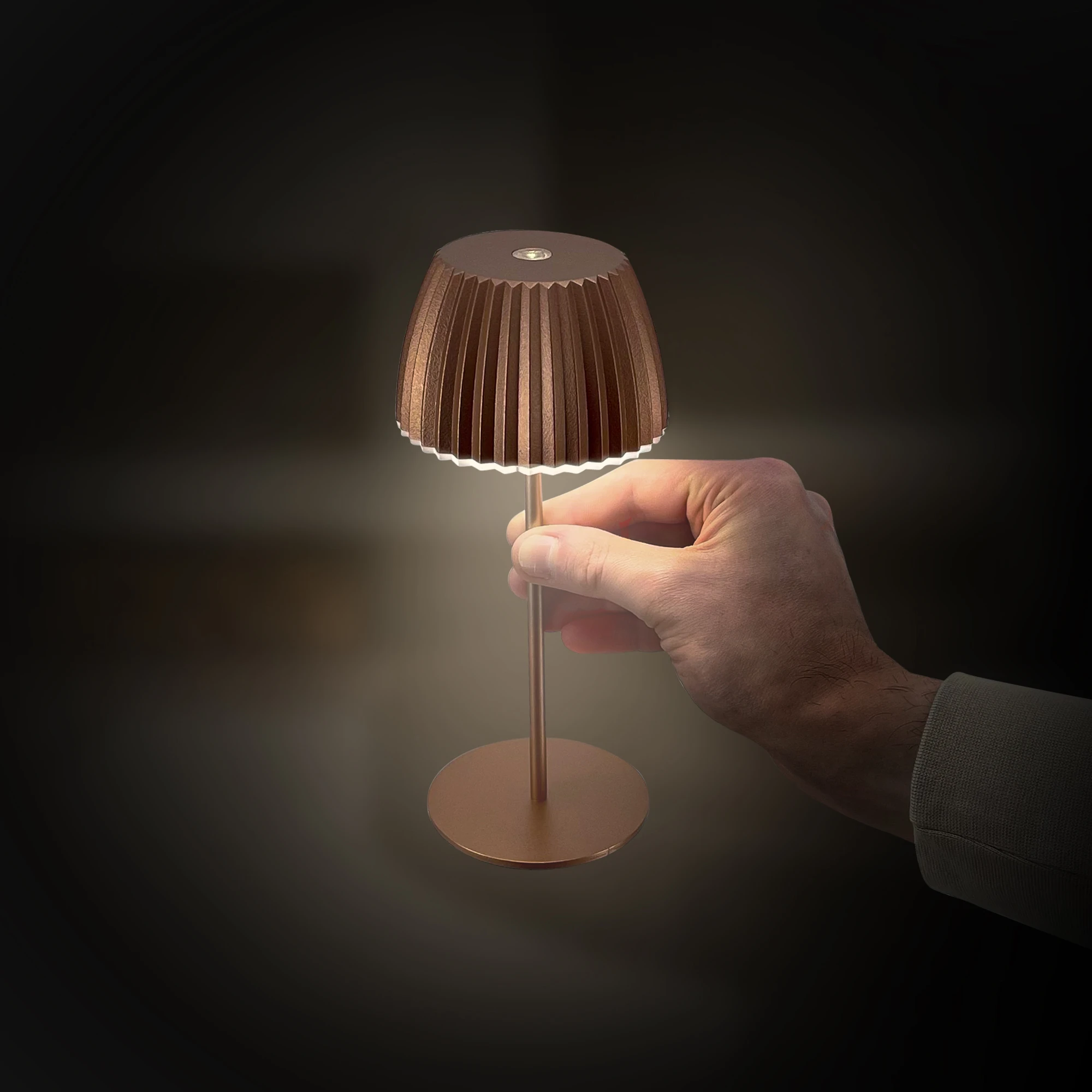 Brilo unplugged RIFFLE Akku Mini Tischleuchte mit Lichtkante - Kupfer