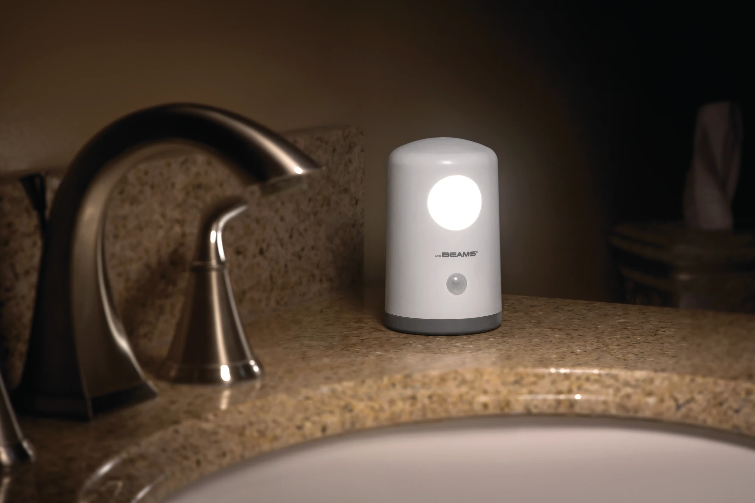 Das portable weiße LED Nachtlicht MB750 von Mr Beams ist batteriebetrieben