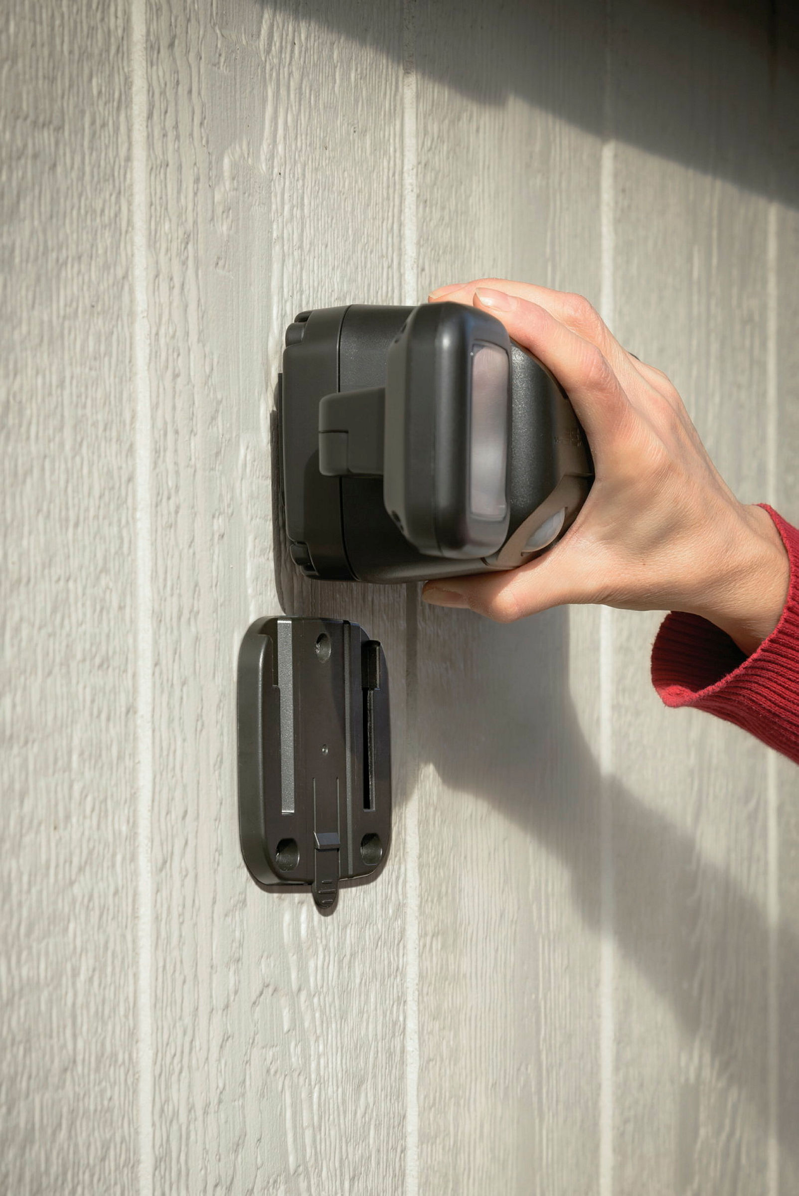 Der schwarz braune batteriebetriebene LED-Scheinwerfer MB3000 ist mit seine