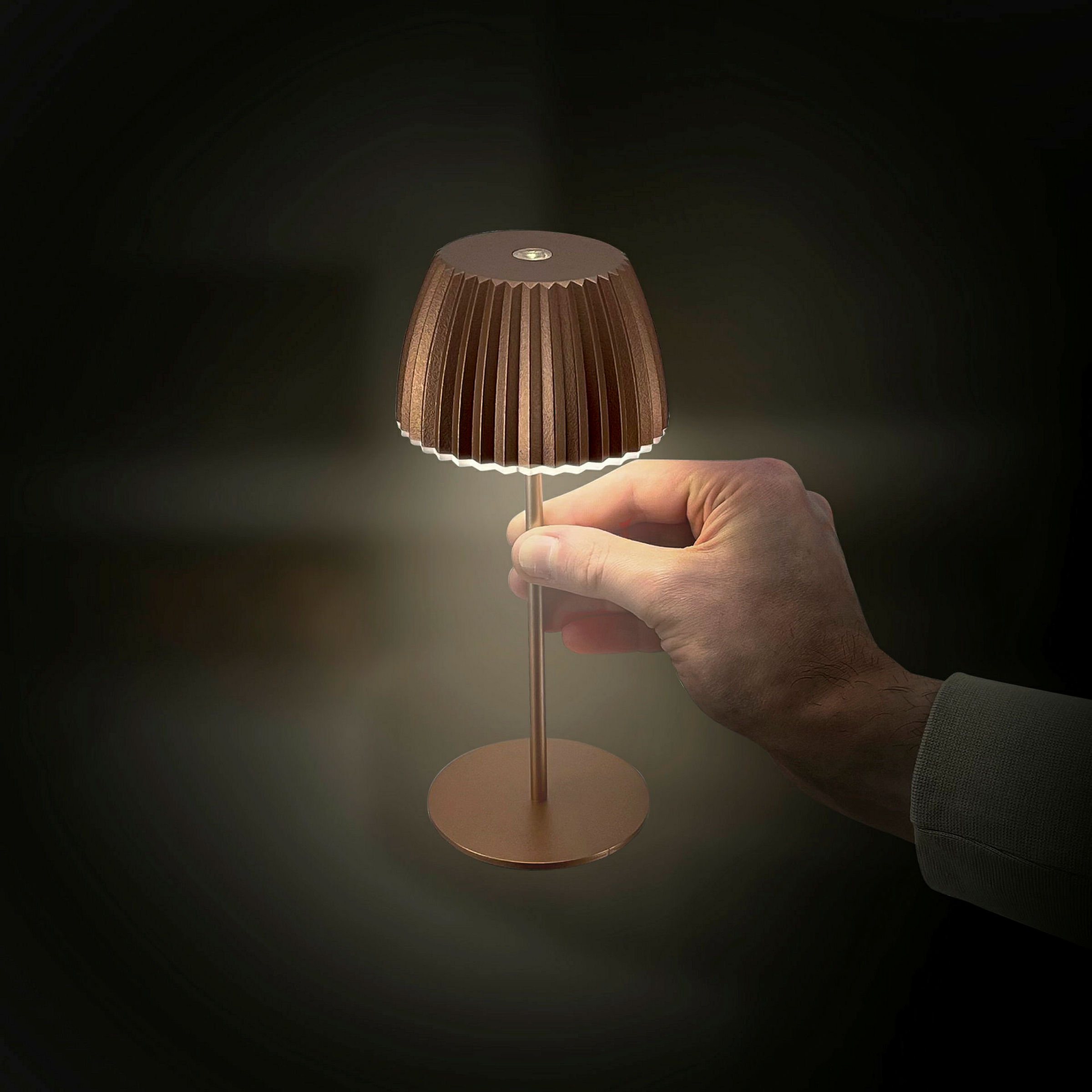 Brilo unplugged RIFFLE Akku Mini Tischleuchte mit Lichtkante - Kupfer